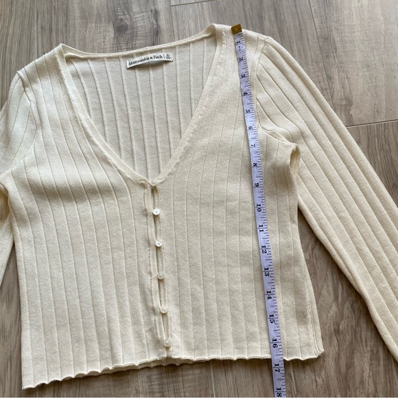 Abercrombie ivory cropped ribbed buttoned long sleeve cardigan top size XS - Picture 6 of 8